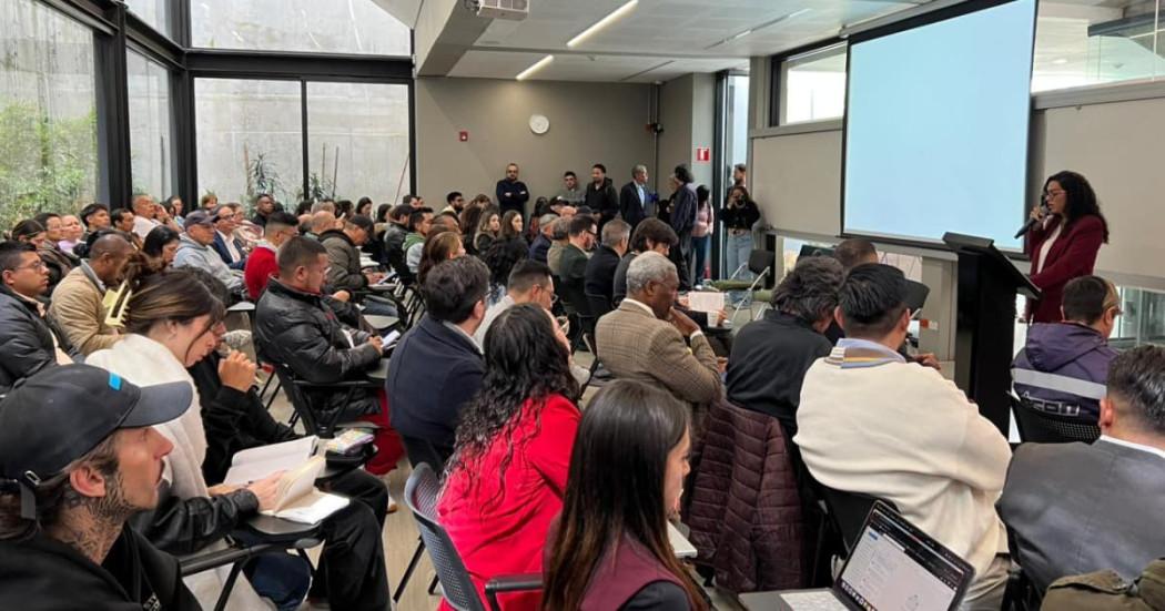 Charla de socialización de resultados de encuesta sobre valores democráticos en Bogotá en 2025.