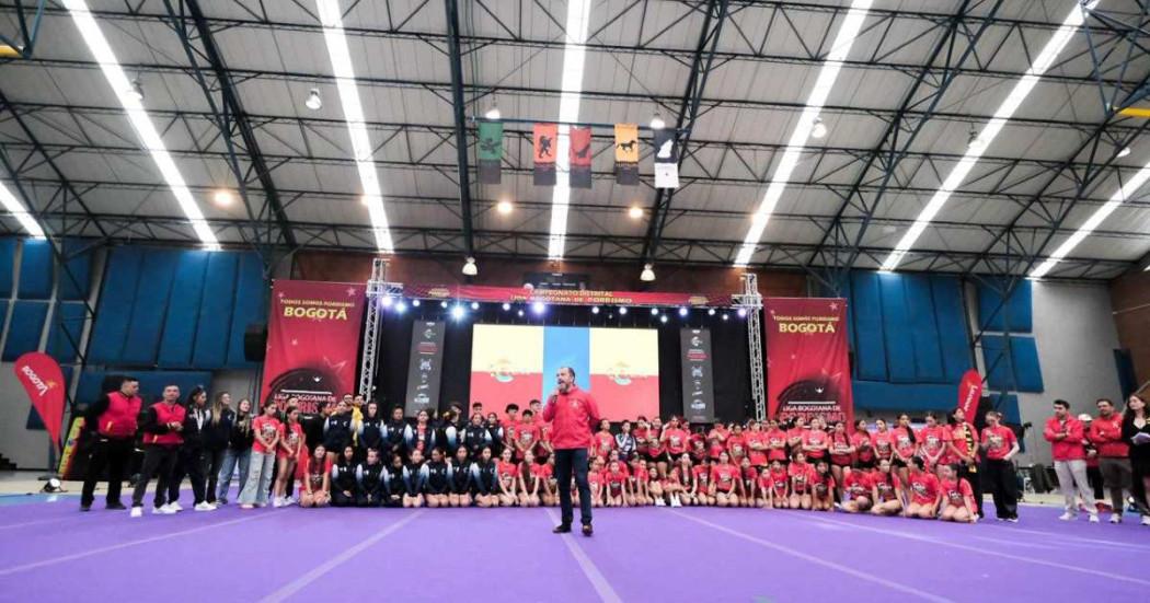 Foto que muestra deportistas en el Campeonato de Porrismo en Bogotá.