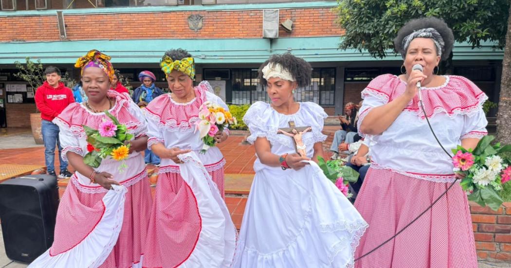Foto de 4 mujeres bailando 