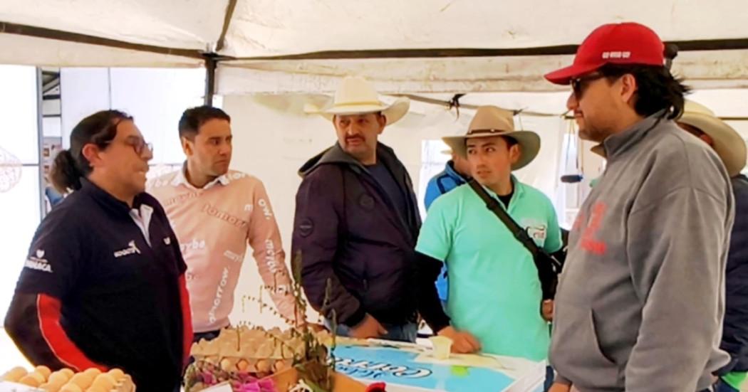 Foto de un ciudadano con su emprendimiento 