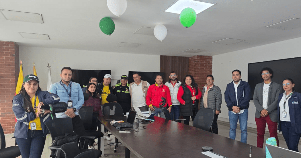 Imagen de funcionarios reunidos