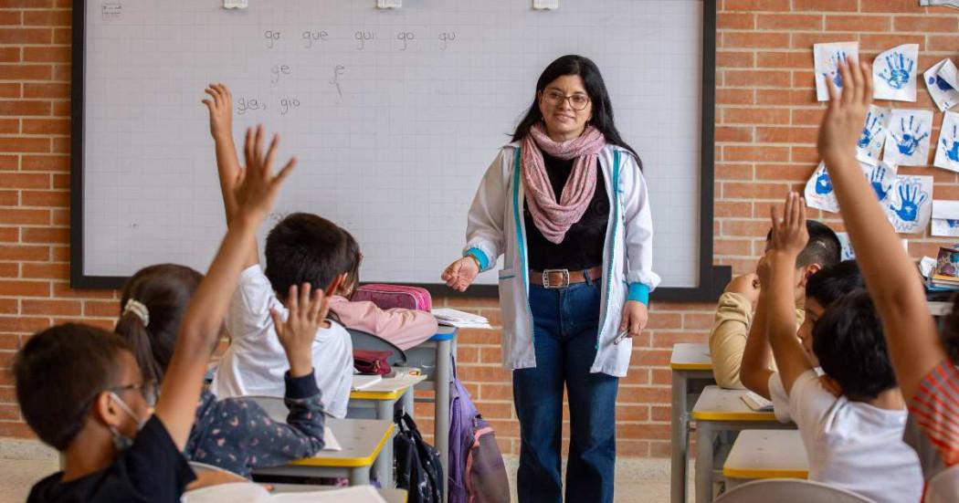 Foto que muestra estudiantes en un salón de clases