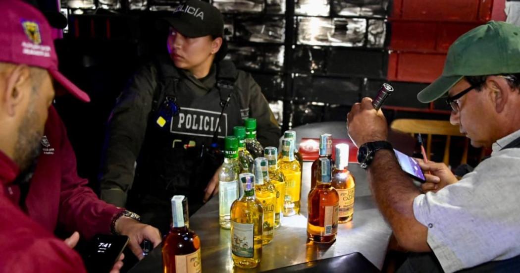 Policía y funcionarios durante megatoma en Los Mártires.