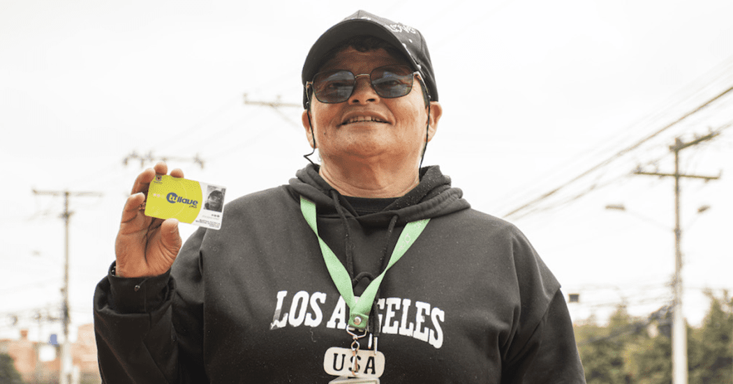 Imagen de una señora mostrando la Tarjeta Tu Llave