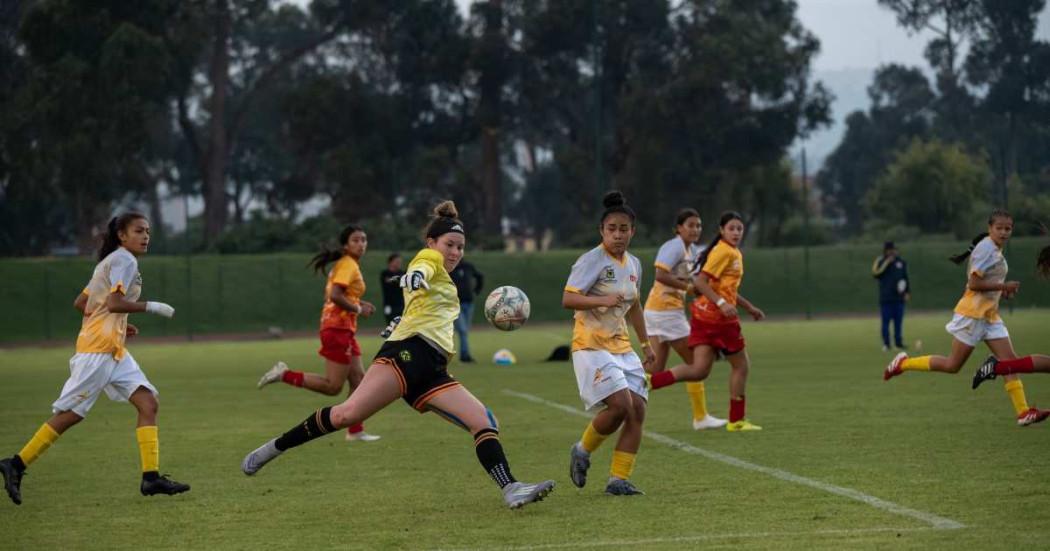 Foto que muestra mujeres futbolistas jugando en Bogotá.
