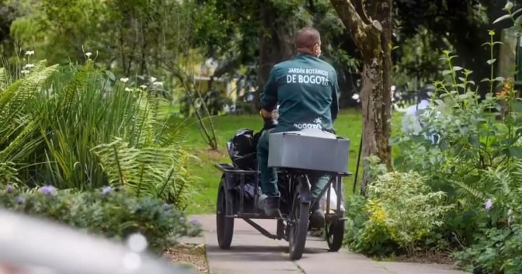 funcionario del Jardín Botánico en ruta de recolección de residuos