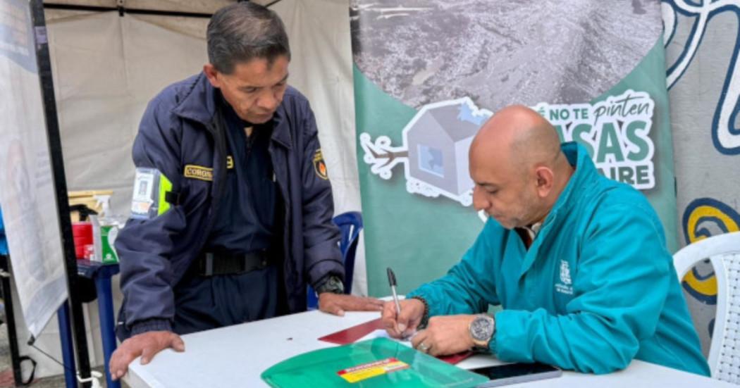 Foto que muestra dos personas hablando durante el encuentro de recicladores en Bogota.