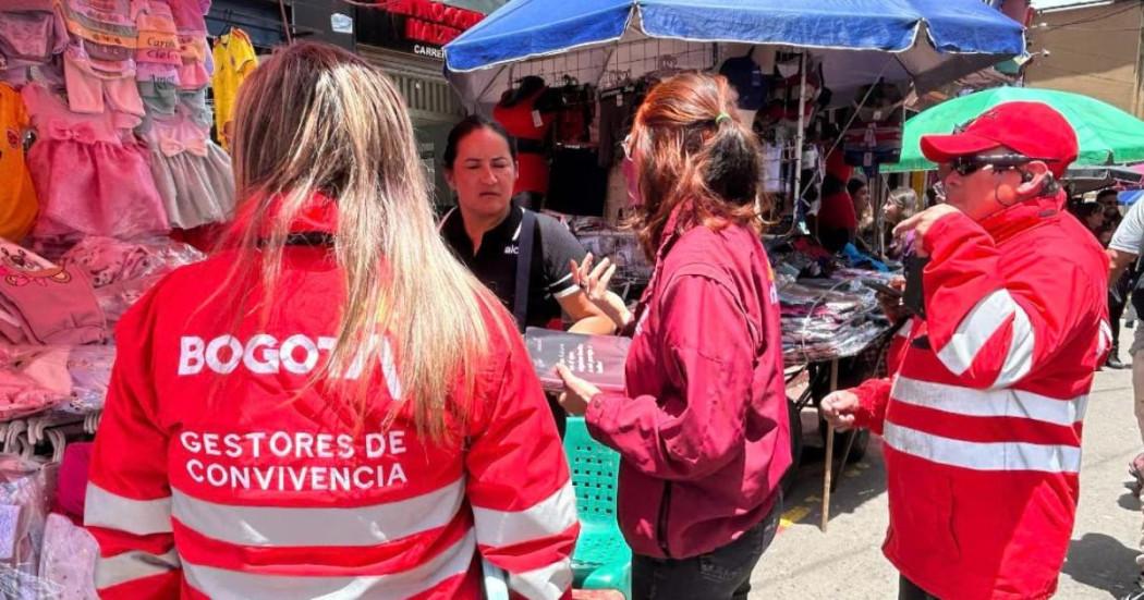 Gestores conversando con vendedores de San Victorino