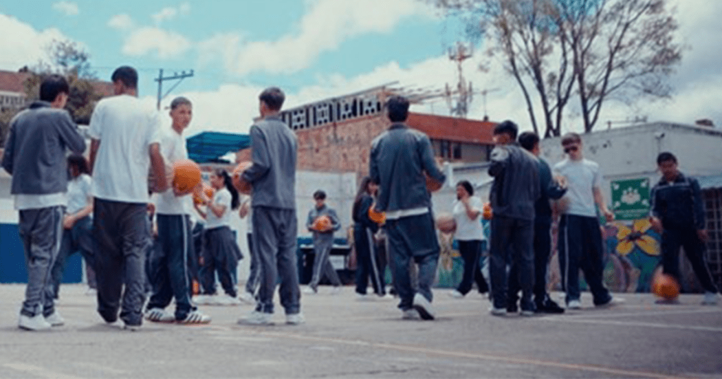 Imagen de estudiantes jugando baloncesto