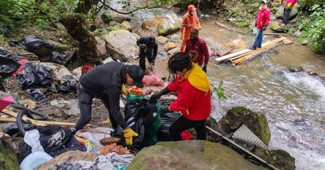 Funcionarios en operativo en el sector del Río San Francisco – Vicachá de Bogotá