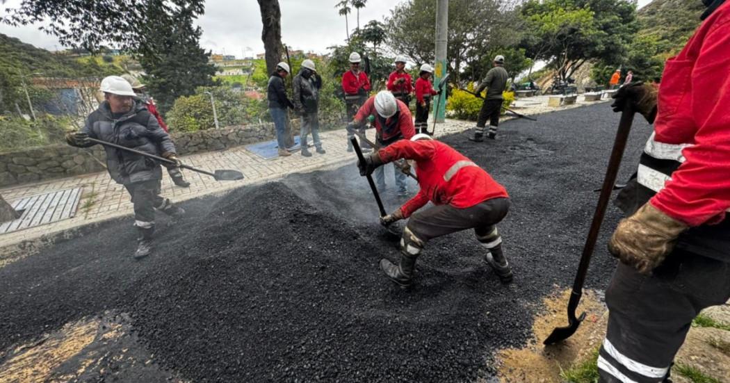 Foto de funcionarios en una obra 