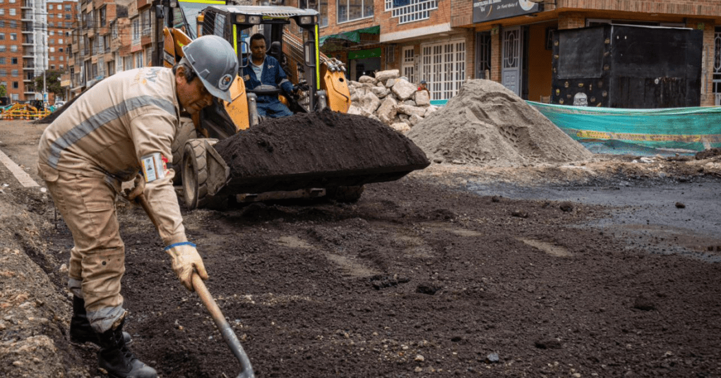 Imagen de un frente de obra vial con dos trabajadores parchando una calle