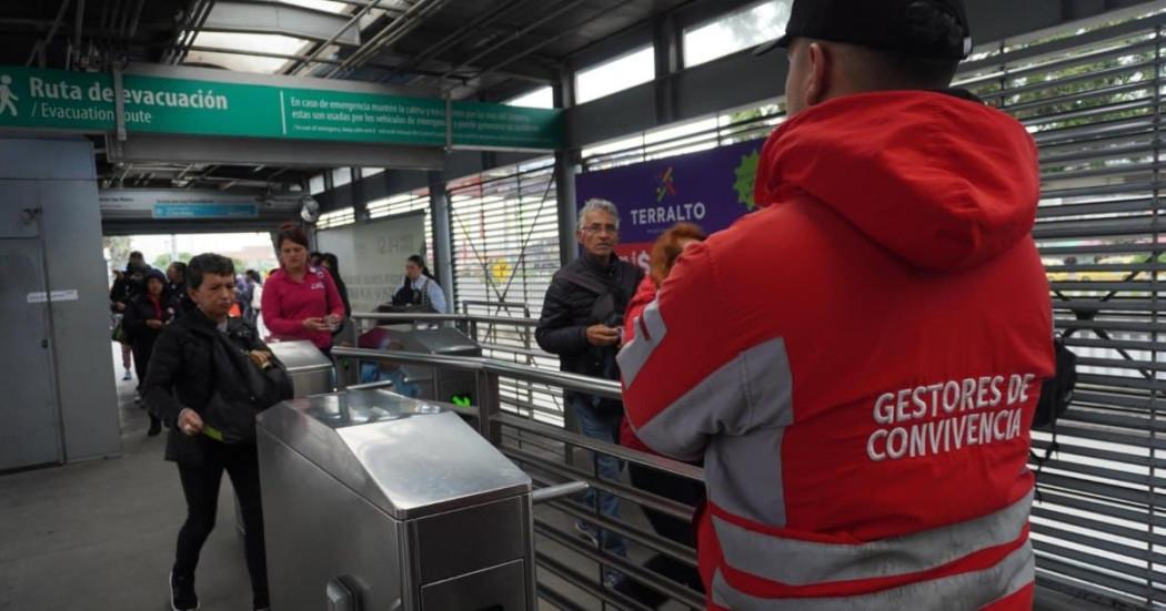 Foto de una estación de TransMilenio de Bogotá.