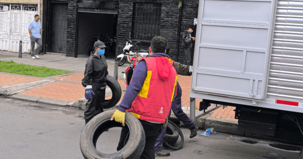 Foto de funcionarios del Distrito en operativo de limpieza