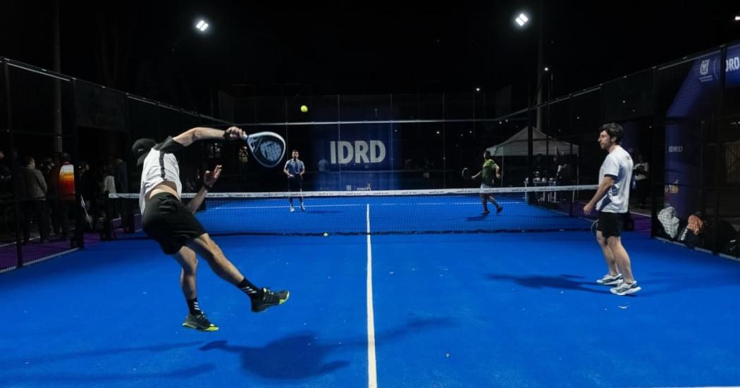 personas entrenando pádel