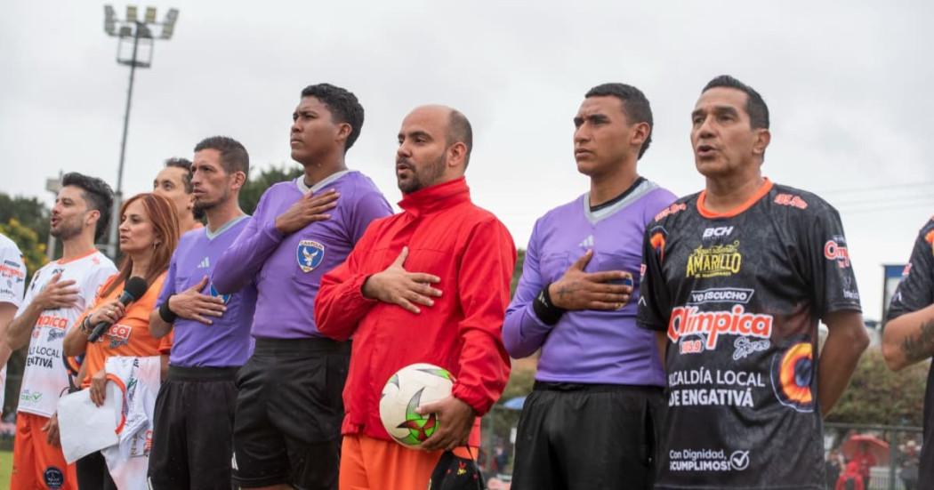 Equipo de fútbol cantando el himno nacional 