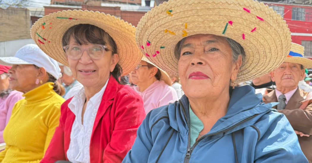 Imagen de dos señoras sonriendo con sombrero