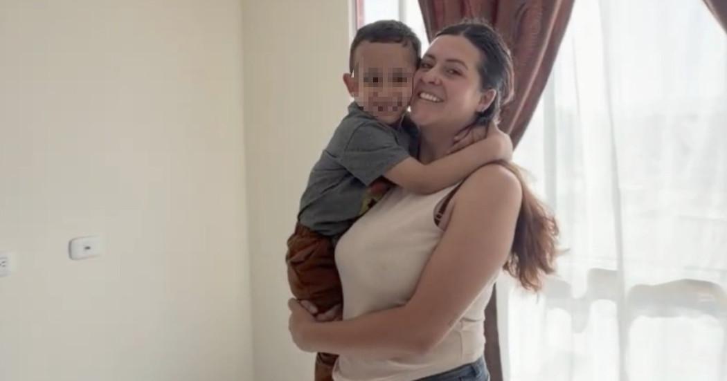 Foto que muestra a Sonya Esquivel alzando a su hijo. 
