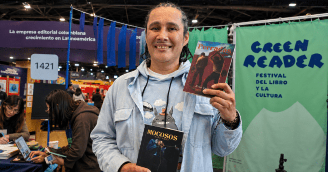 Foto de una persona con un libro