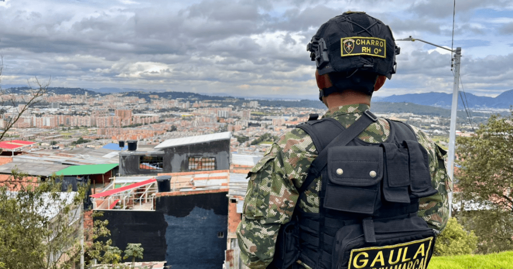 Imagen de un soldado viendo la ciudad