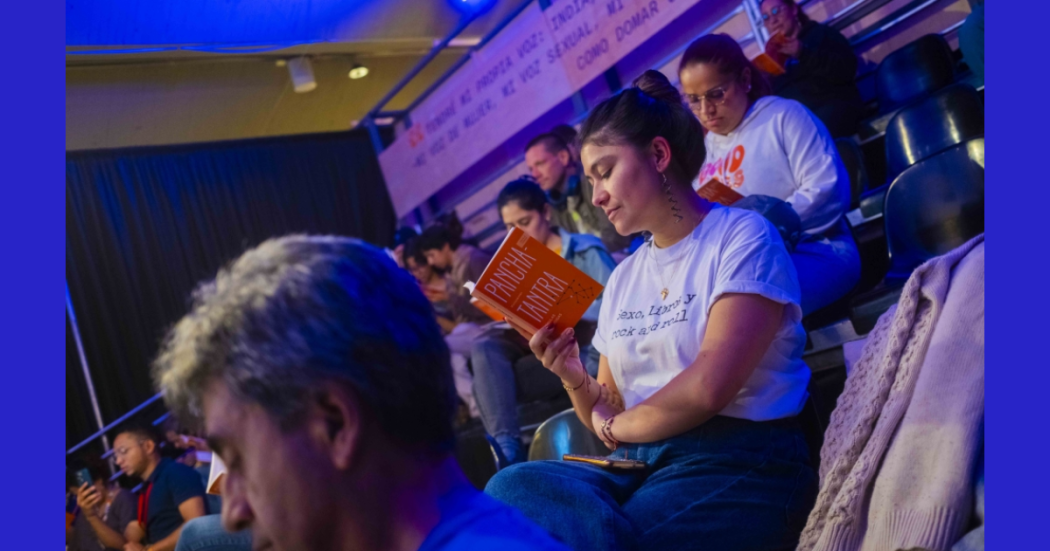 Imagen de varias personas en un conversatorio de Idartes en la FILBo 2026.