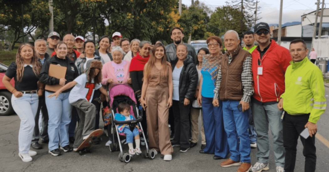 Imagen de personas posando para la foto