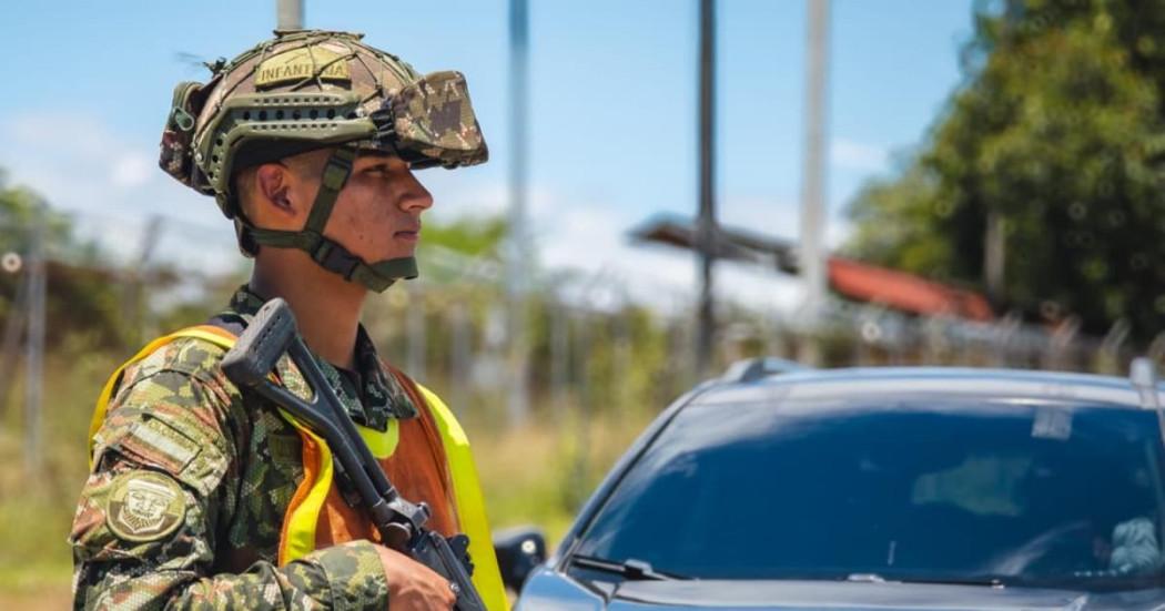 Militar custodiando carretera.