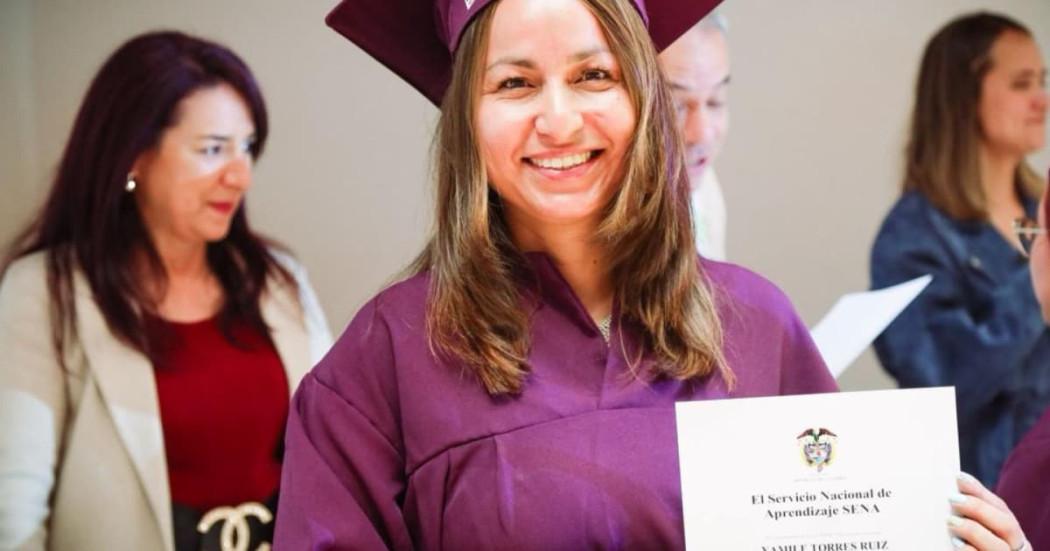 Mujer con diploma del SENA.