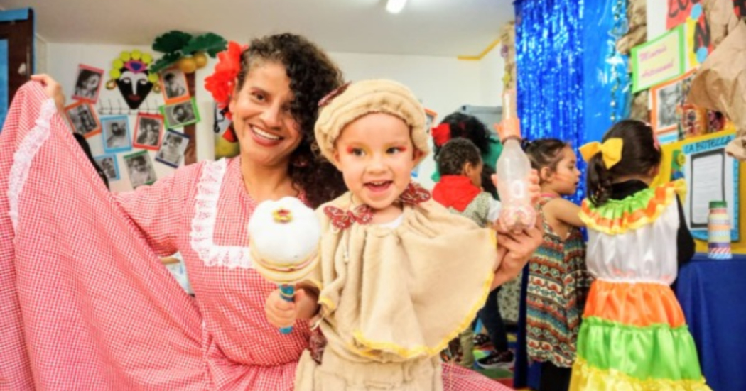 Imagen de una niña junto a uno señora con vestidos afrocolombianos