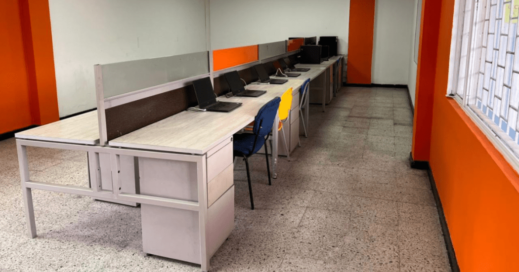 Imagen de la sala de cómputo con los nuevos computadores
