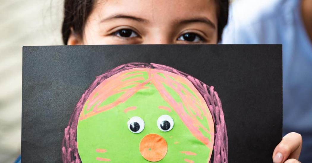 Niña con un dibujo.