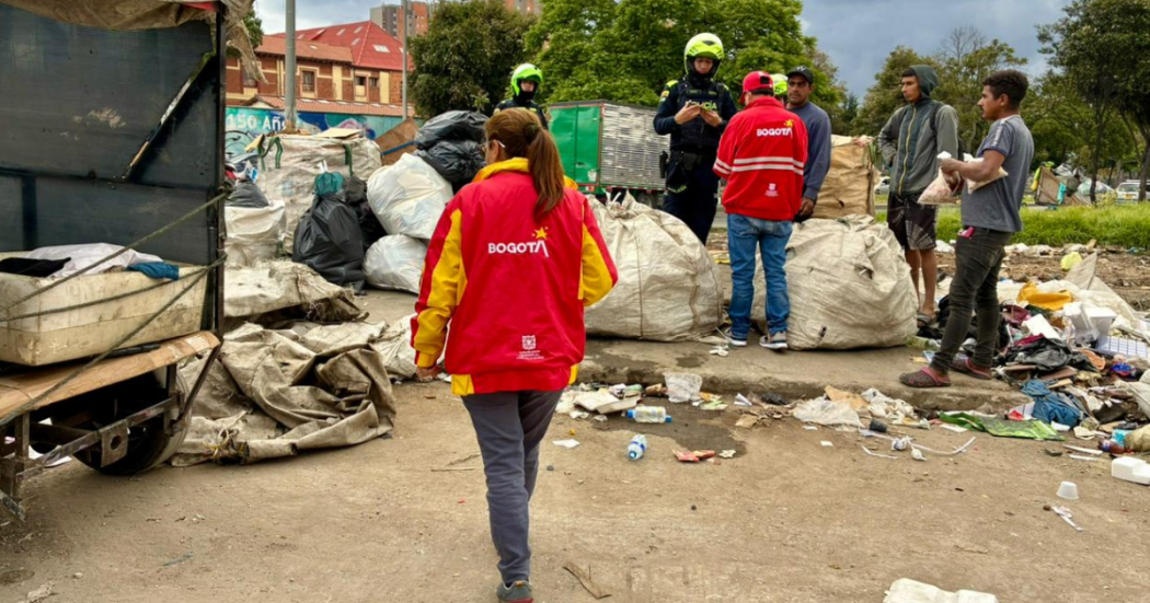Foto de funcionarios del Distrito en operativo de limpieza en el centro de Bogotá.