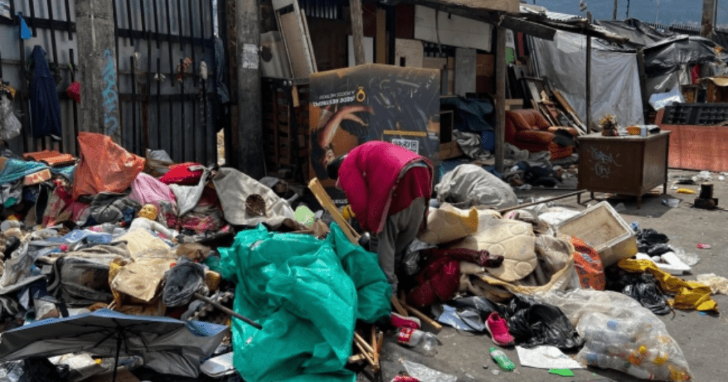 Foto de funcionarios del Distrito en operativo de limpieza