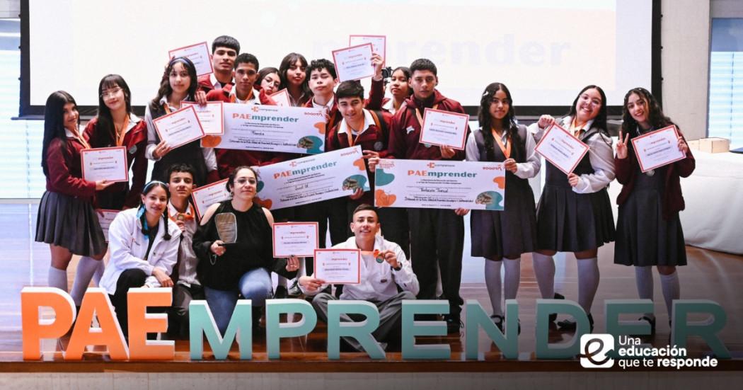 Foto que muestra estudiantes reunidos