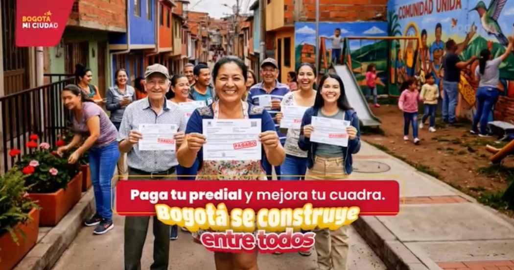Imagen de personas con un certificado de pago del predial