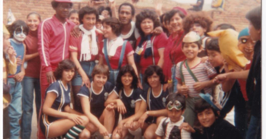 Imagen antigua de personas reunidas alrededor del fútbol 