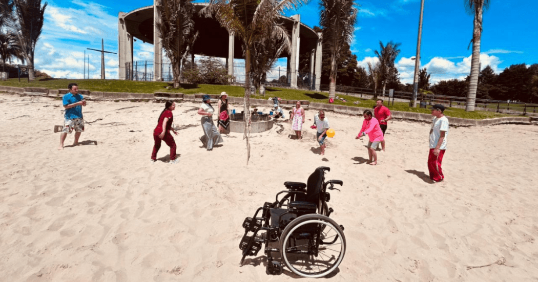 Imagen de varias personas jugando voleibol 