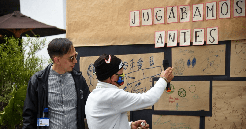 Imagen de una persona mayor interactuando con una cartelera