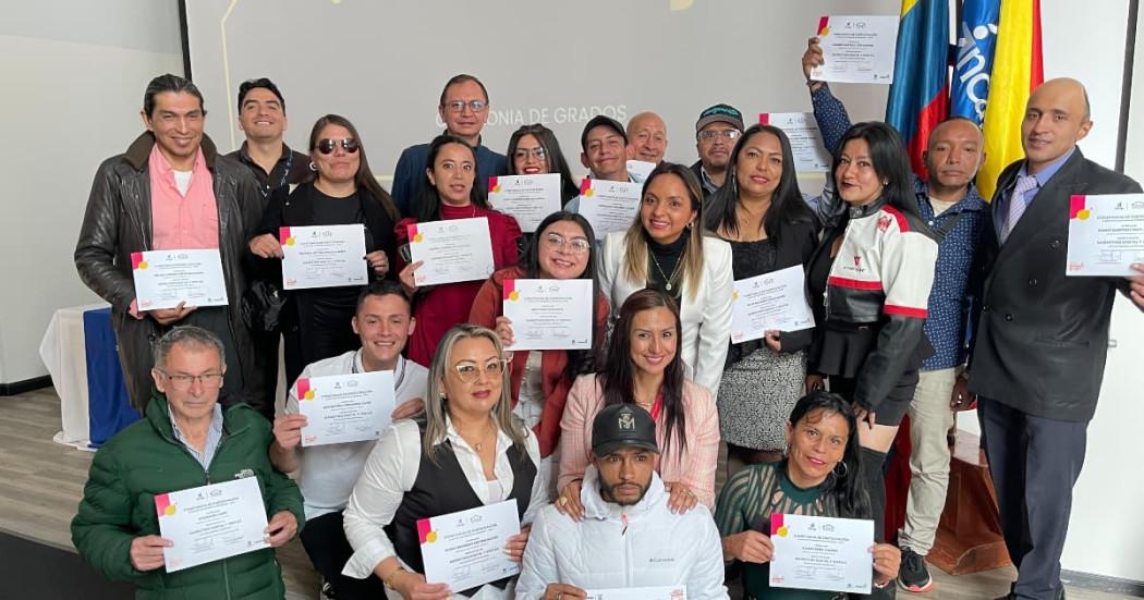 Pospenados graduados de curso de marketing digital.