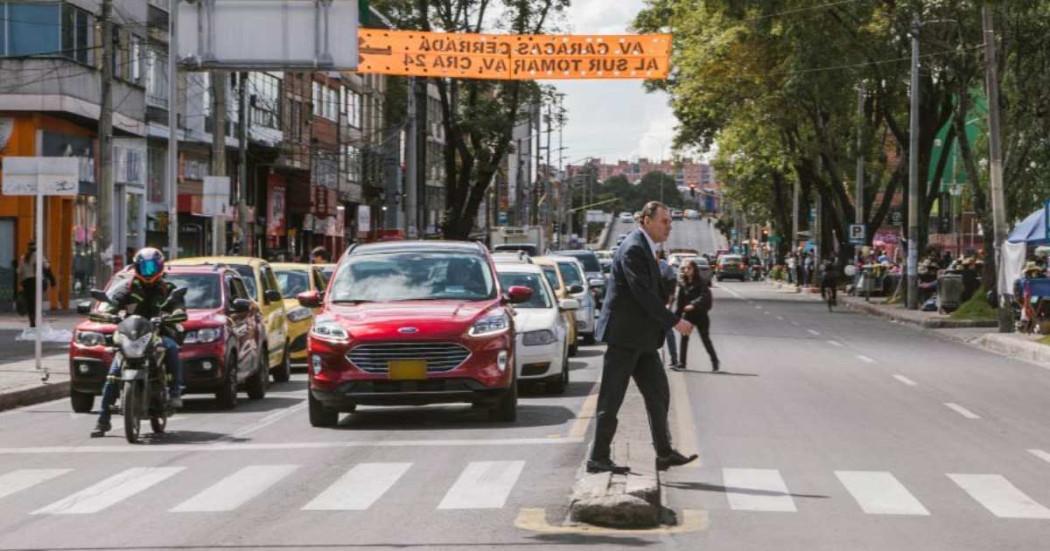 Foto que muestra vehículos andando por las calles