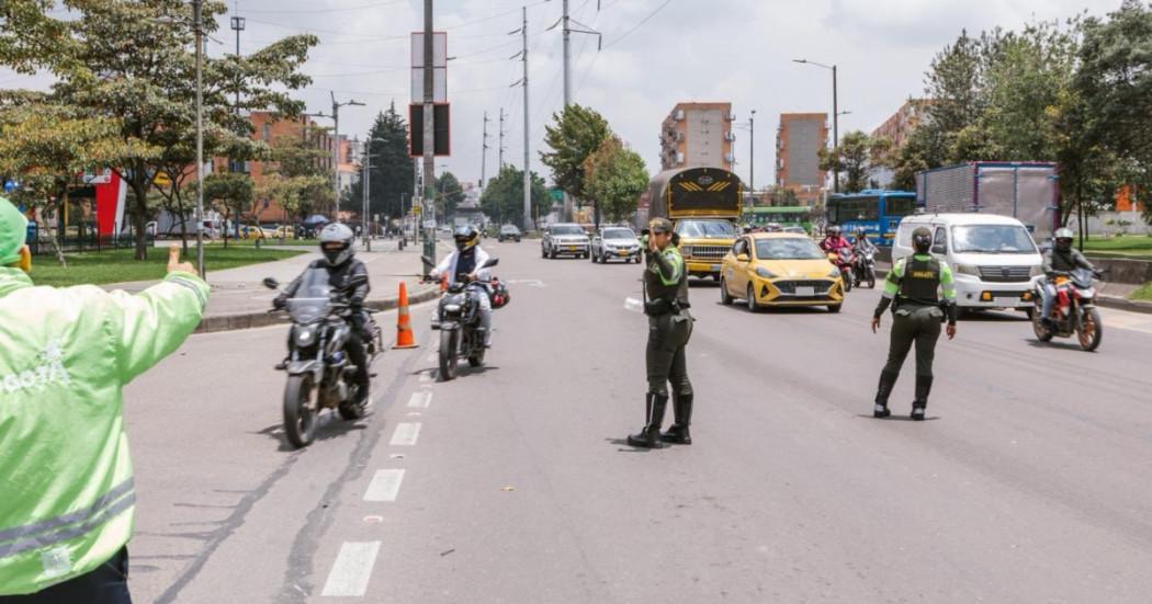 Foto que muestra vehículos andando por las calles