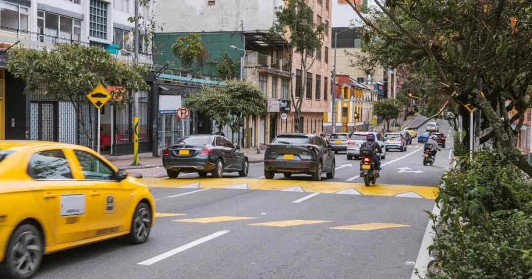 Foto que muestra vehículos andando por las calles de Bogotá.