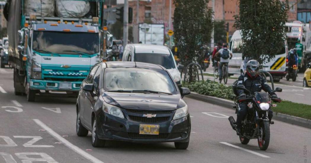Foto que muestra vehículos circulando por las calles de Bogotá.