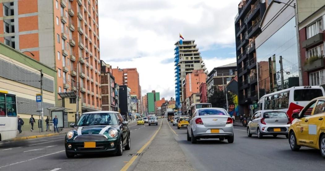 Foto que muestra vehículos andando por las calles
