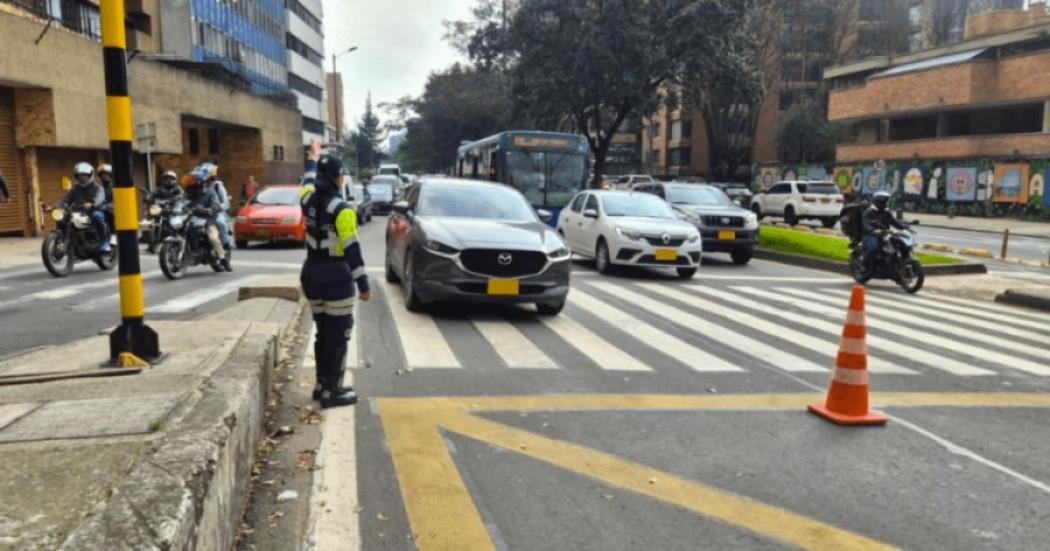 Imagen de una via de Bogotá en la que circulan diferentes tipos de vehículos