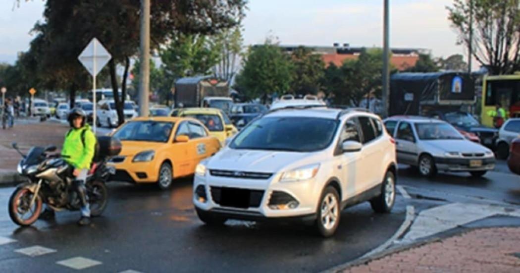 Foto de un vehículo especial rodando por las calles de Bogotá