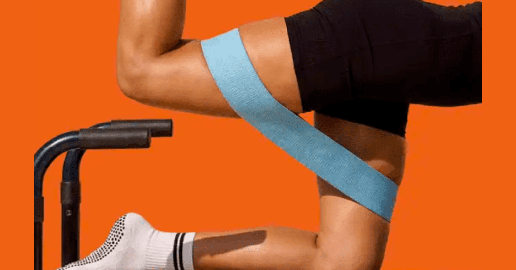 Imagen de las piernas de una mujer practicando pilates.