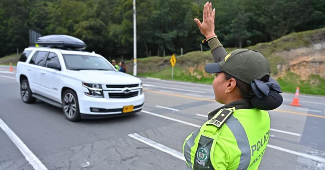 Foto de una agente de tránsito regulando la movilidad.