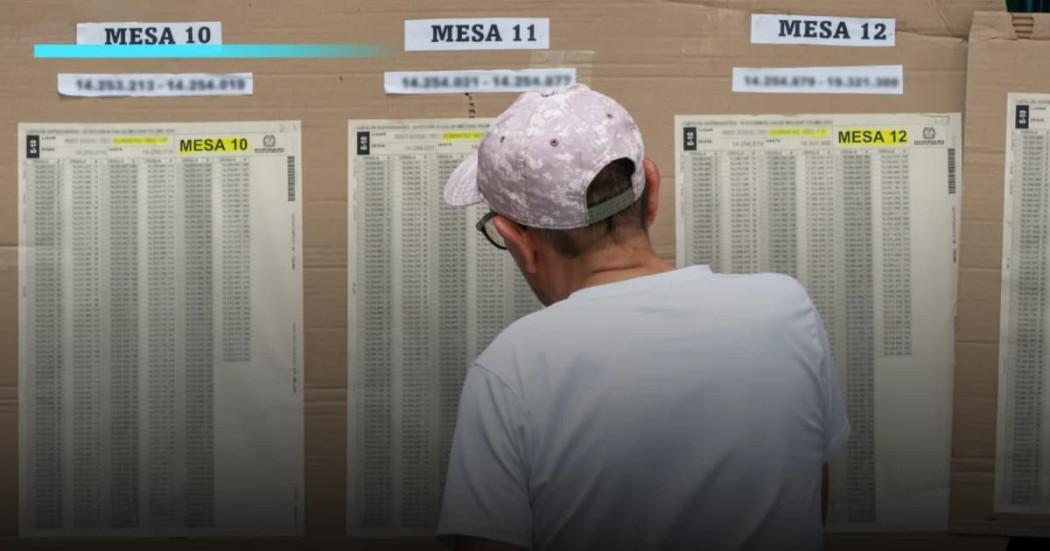 Un señor revisando su puesto de votación en bogotá.
