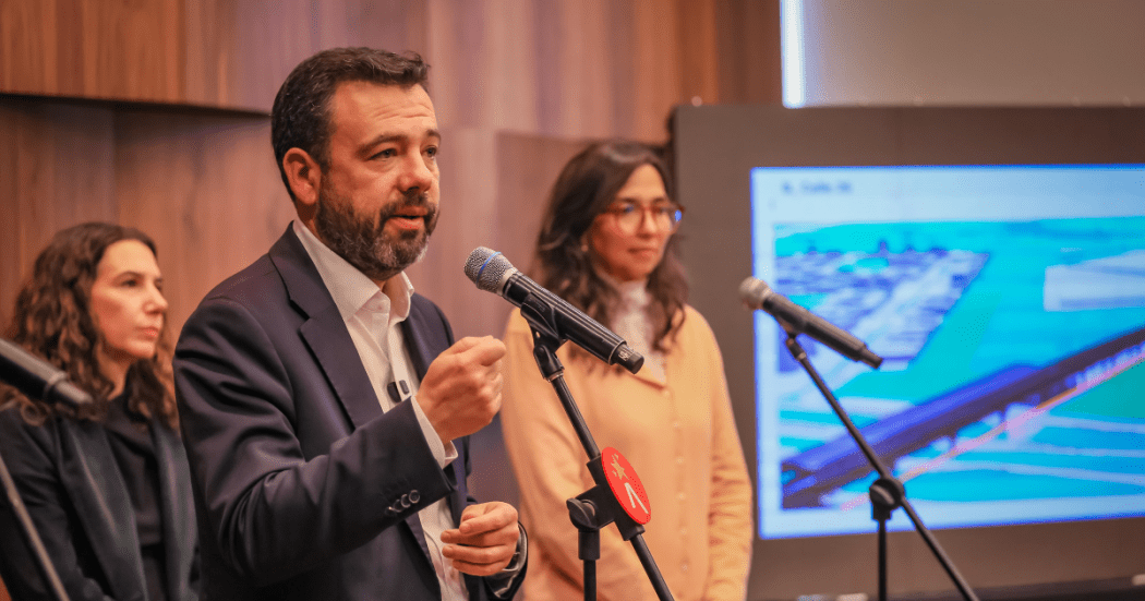 Imagen del alcalde Galán hablando sobre el RegioTram
